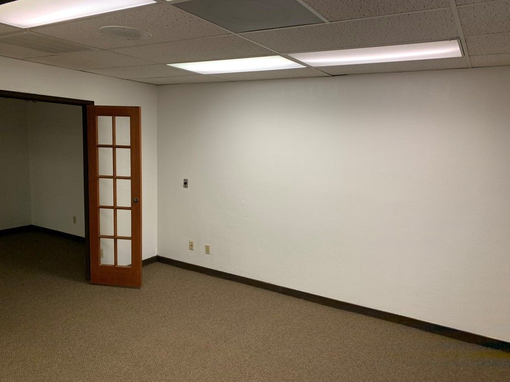 Full Service Gross General/Professional Suites | Fully Remodeled!: 2377 W Shaw Ave, Fresno, CA 93711